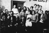 Ученики Казанской художественной школы. Родченко (третий слева во втором ряду) смотрит на однокурсницу Тамару Попову (вторая сле